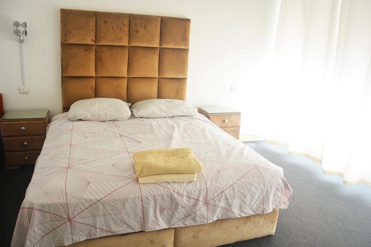 Flat In The Middle Of Apartment *